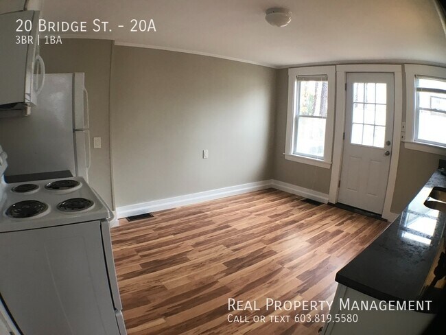 Building Photo - Recently Renovated 3 Bedroom Apartment!