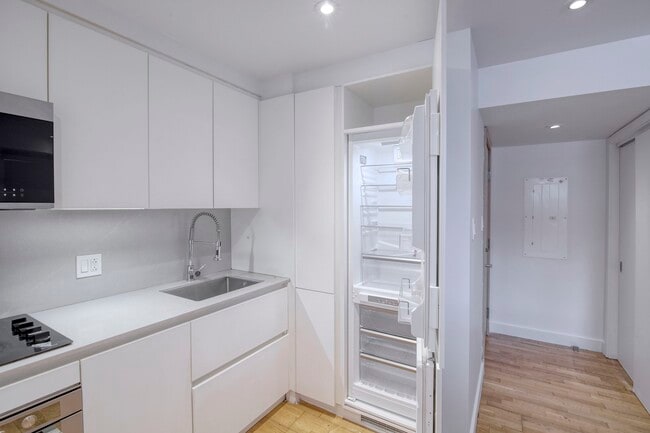 Building Photo - 3195 Av. Van Horne