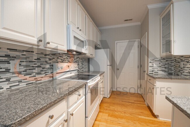 Building Photo - 3 Bedroom / 2.5 Bath in South Durham Neighborhood!