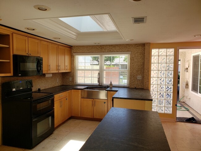 Building Photo - 5185 Thorn Tree Ln
