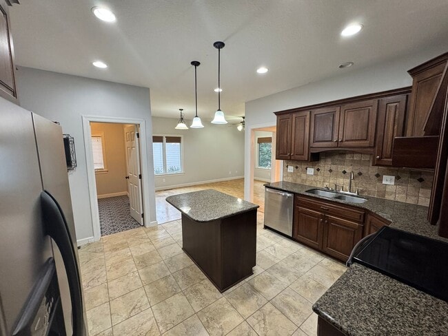 Building Photo - Large, Executive Level 5 Bedroom, 3 Bath!
