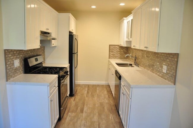 Building Photo - 828 N Martel Ave