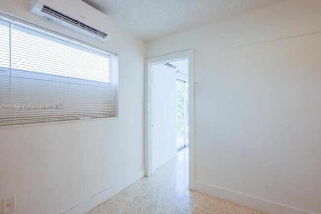 Building Photo - 2 bedroom in Miami FL 33142