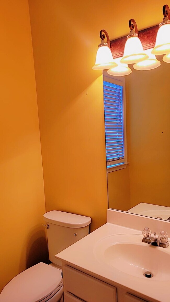 Baño de invitados 1/2 - 3391 Spindletop Dr NW