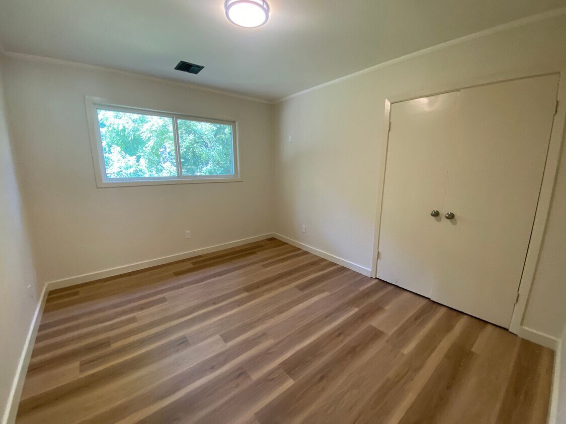 Foto principal - 643 W Matthews Ave
