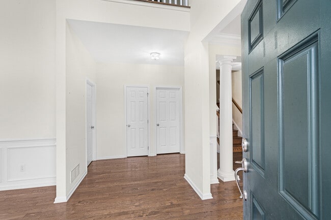Building Photo - 2 Greenwich Ct