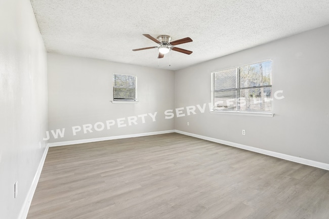 Building Photo - 206 Sunset Dr