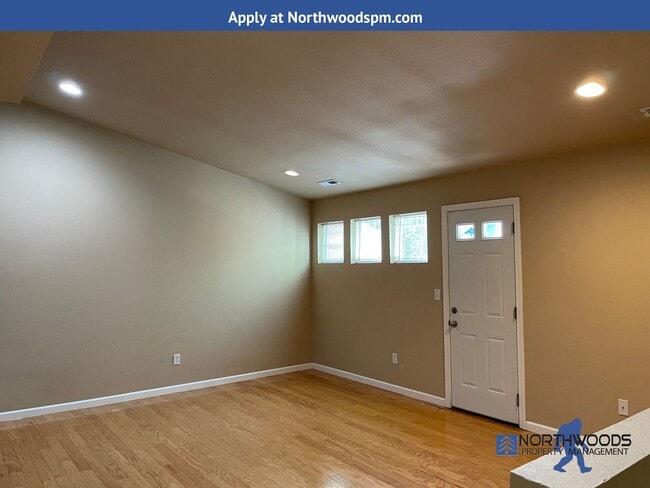 Building Photo - Nice 2 bed/2bath Townhome Located in White City