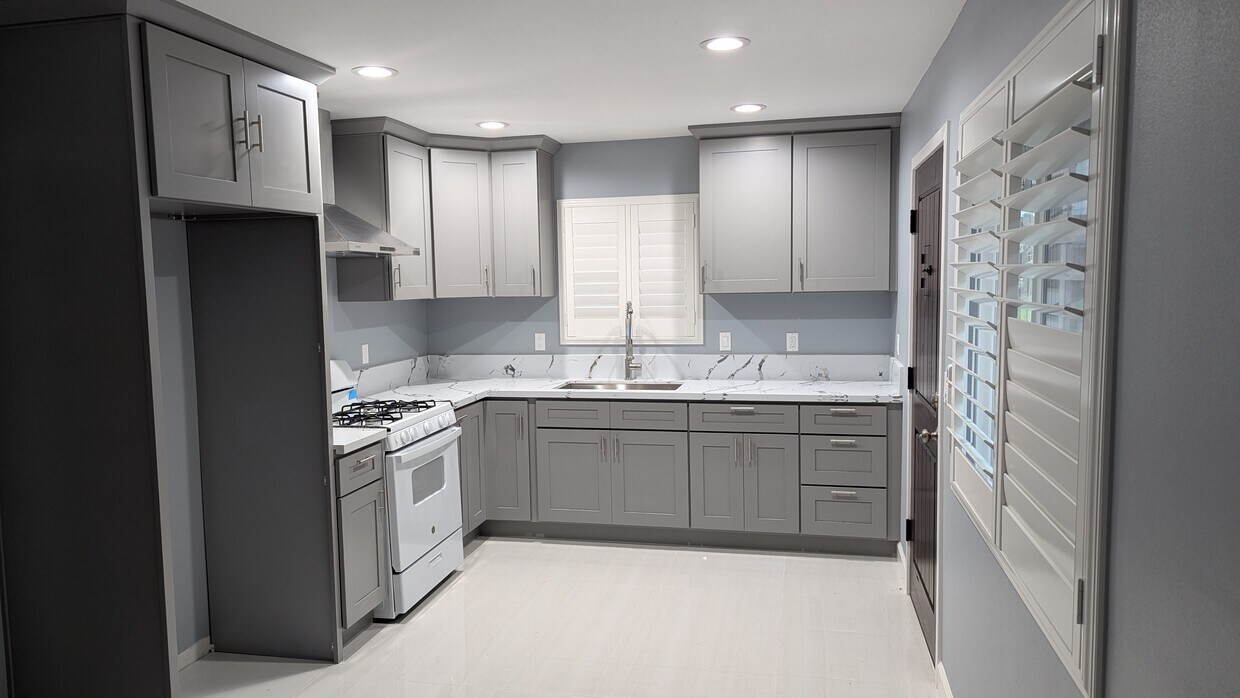 Foto principal - 17710 Santa Elena St