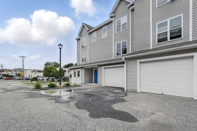 Building Photo - 62 Chestnut St