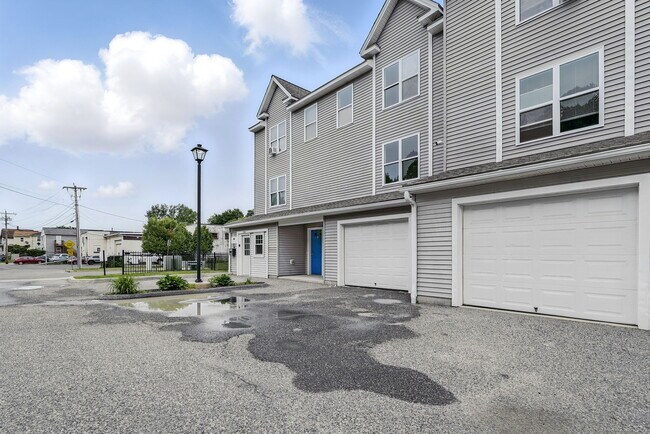 Building Photo - 62 Chestnut St