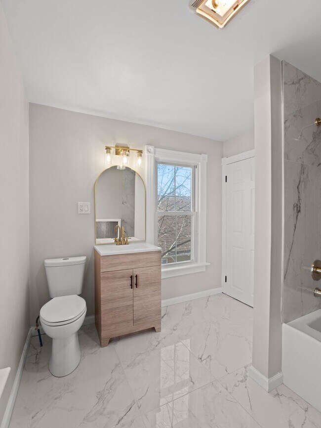 Foto del edificio - Spacious 5-Bedroom Rental with Backyard & Basement in Millville