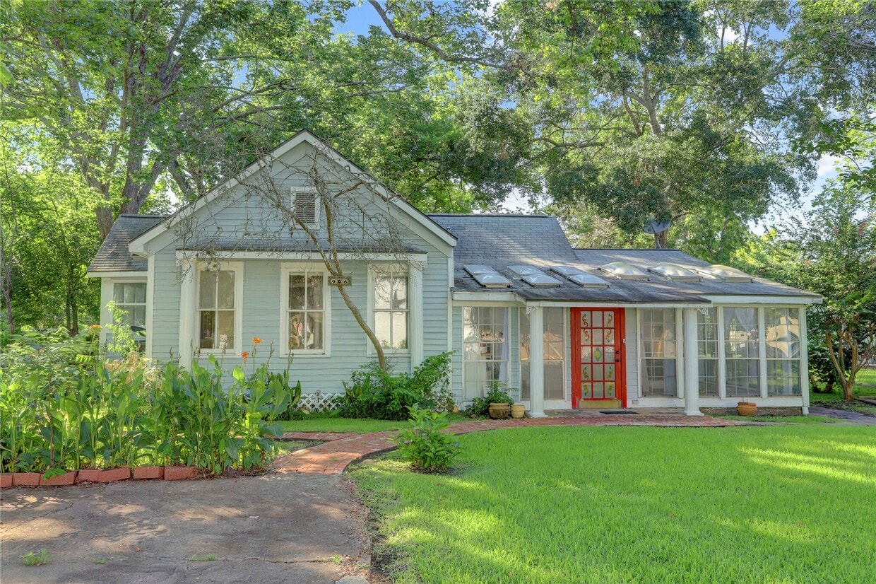 Primary Photo - 906 2nd St