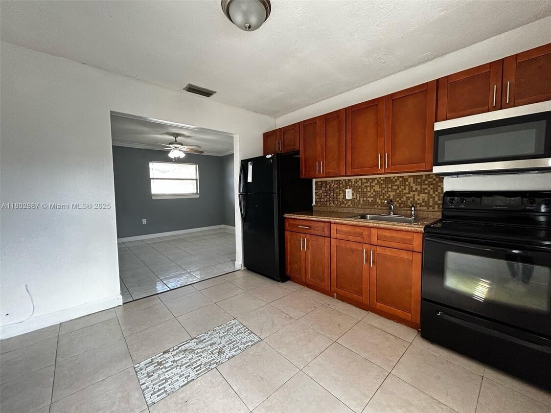 Primary Photo - 2401 NW 15th St