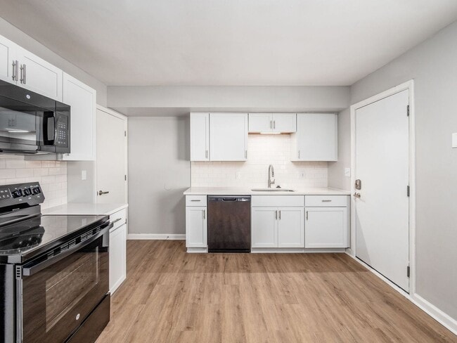 Building Photo - 554 Riverview Dr