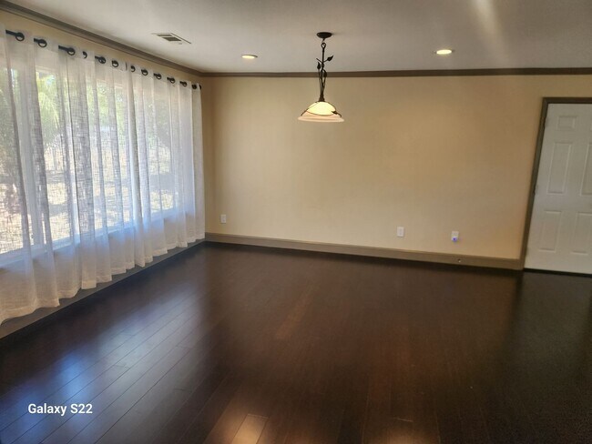 Foto del edificio - Must See, Incredible 3 bedroom, 2 bathroom...