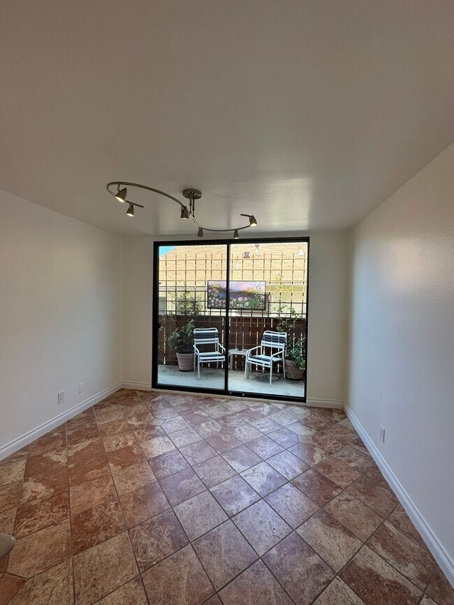 Building Photo - 3 Bedroom Townhome in the Desirable city o...