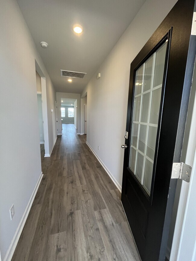 Foto del edificio - 6127 Japonica Ln