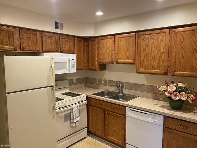 Foto del edificio - 2 br, 2 bath Condo - 468 Fox Hills Dr S Apt 6