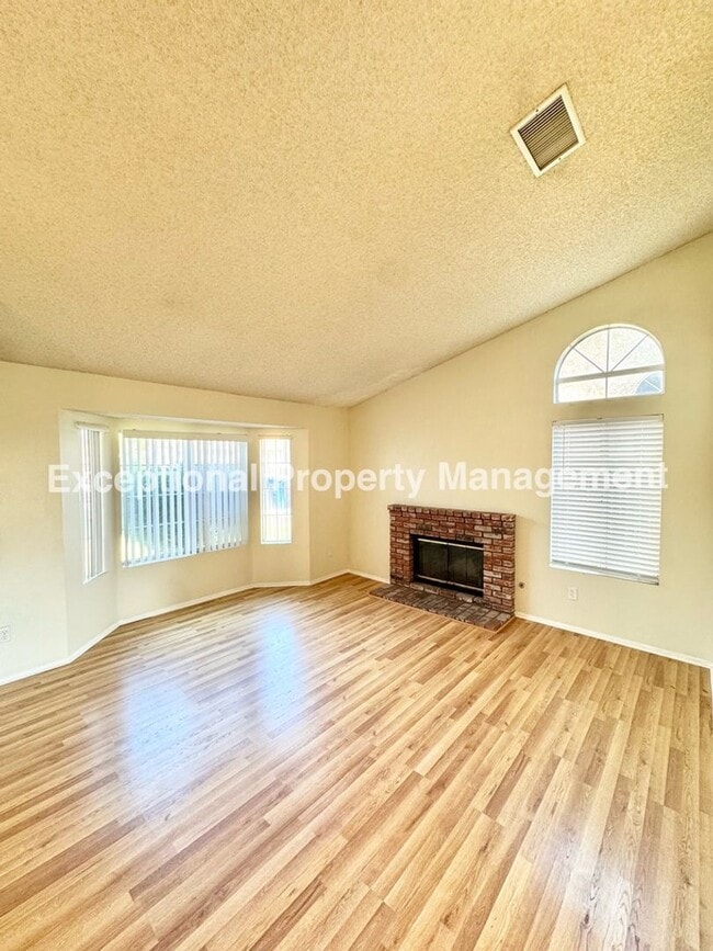 Building Photo - Ready to move in 2 bedroom 2 bath home!