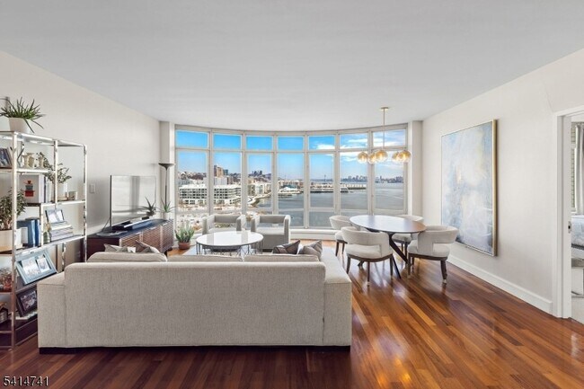 Foto del edificio - 8100 River Rd