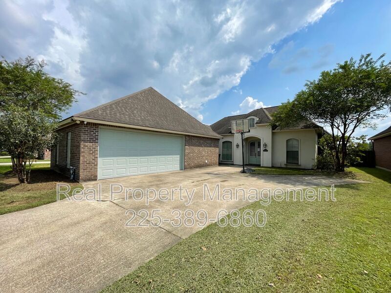 Foto principal - 10950 Hillpark Ave