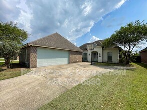 Building Photo - 10950 Hillpark Ave