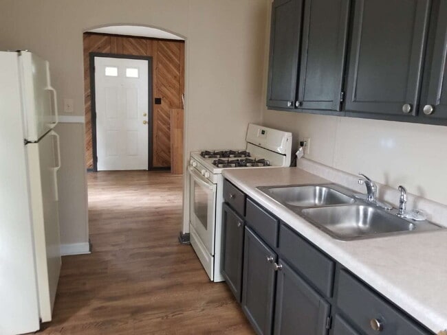 Building Photo - "Charming 2-Bedroom Gem with Cozy 744 Sq F...