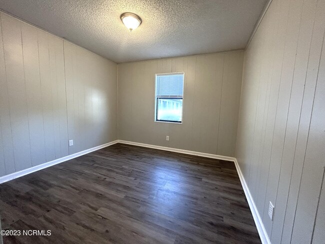 Building Photo - 102 Ravenwood Dr