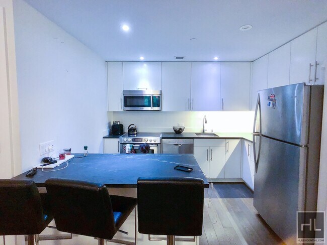 Building Photo - 1 Bed / 1 Bath w/ 737 Sqft & Balcony