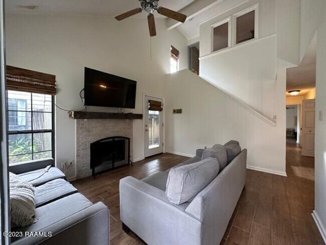 Building Photo - 3 bed, 2 bath townhouse AVAILABLE NOW!!!
