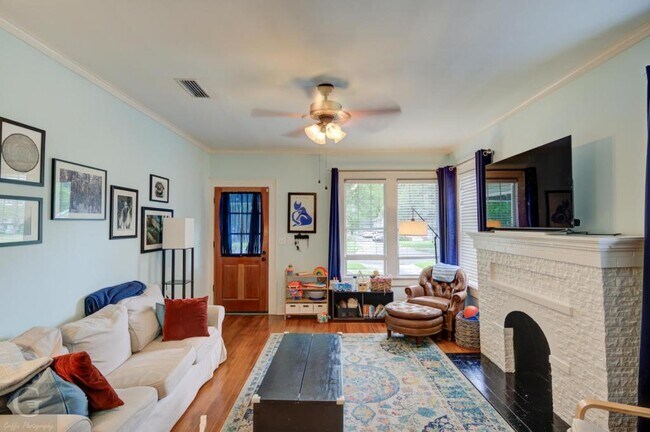 Building Photo - 818 Elmwood St