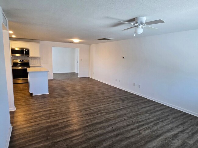 Building Photo - 3-bedroom by New Re-developed Paradise Valley Mall