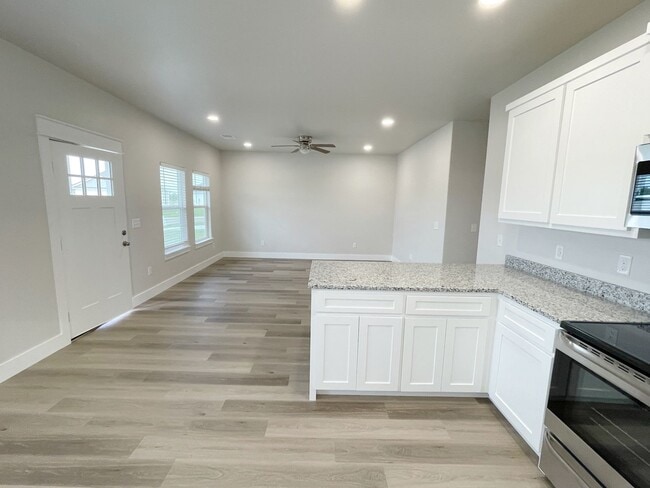 Building Photo - Beautiful 3/2 home in convenient location
