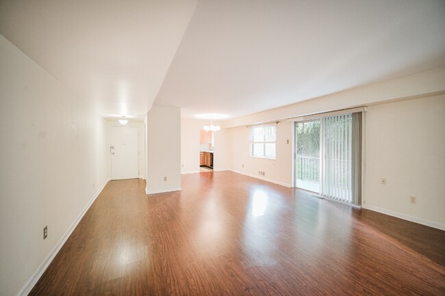 Foto del edificio - 10655 Montrose Ave