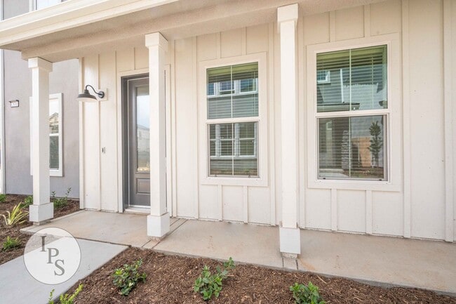 Building Photo - 2830 E Tamarind Dr