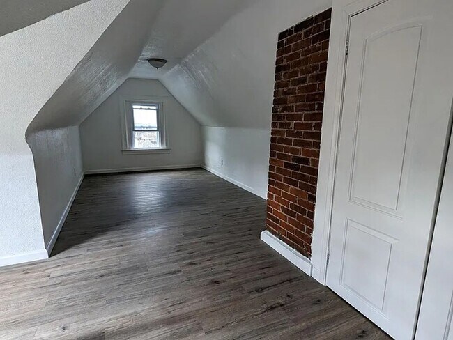 Building Photo - 4 bed, 2.5 bath newly renovated house