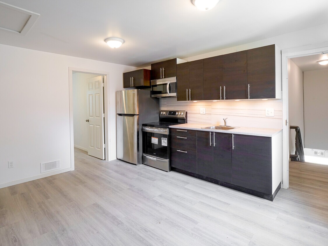 514 Caron Av, Windsor, ON N9A 5B4 House for Rent in Windsor, ON