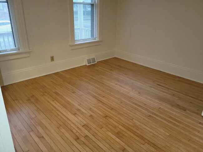 Dormitorio n.° 1 (12' x 12') - 3115 N Bartlett Ave - Lower