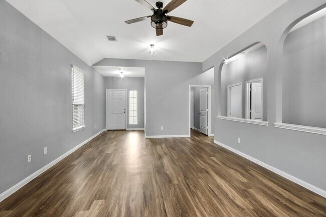 Foto del edificio - 2335 Spring Hollow Dr