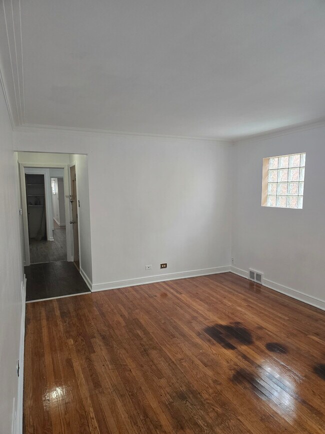 Building Photo - 8851 S Blackstone Ave