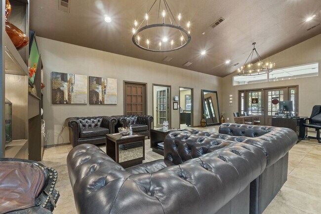 Foto del edificio - Larkin Apartment Homes