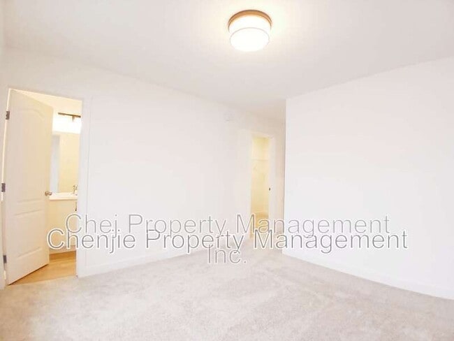 Photo du bâtiment - 20935-20920 20 Ave NW