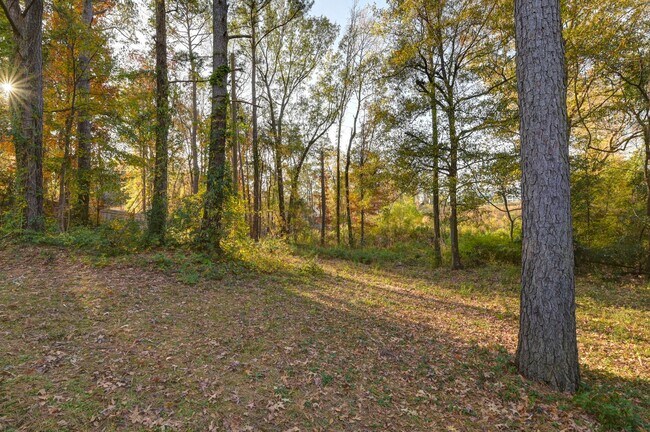 Building Photo - Spacious 4BR/3BA Home with Private In-Law Suite in Quiet Neighborhood