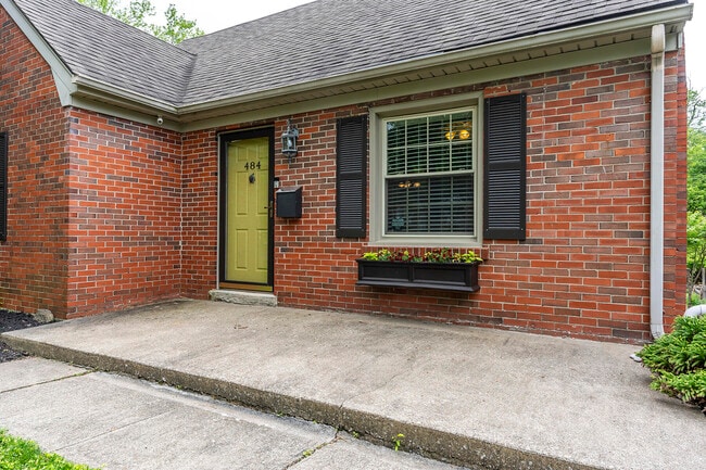 Building Photo - 484 Bob-O-Link Dr