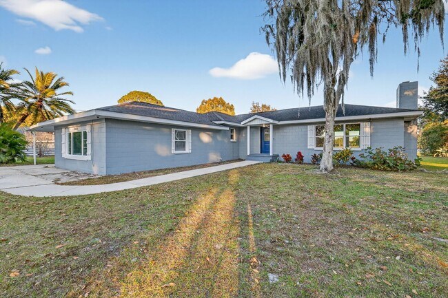 Building Photo - Lakefront 4-Bedroom Home for Rent in Beautiful Umatilla, FL