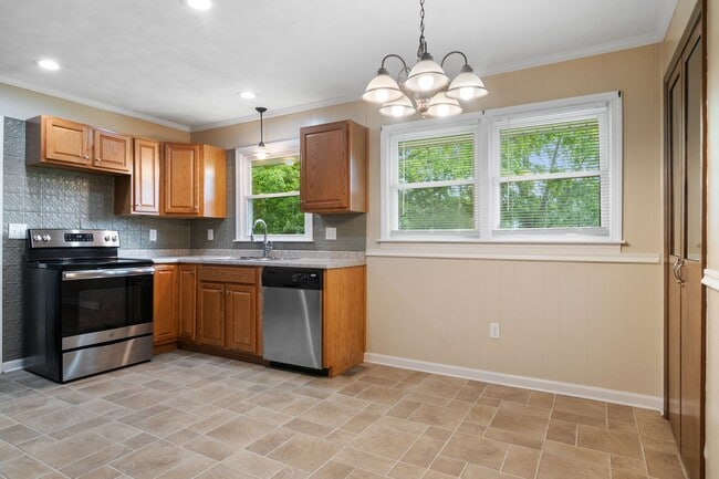 Foto del edificio - 3 to 4 Bed/1 1/2 Bath. Pet friendly.