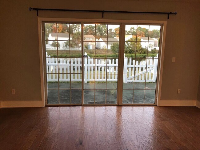 Foto del edificio - 698 Pepperbush Dr