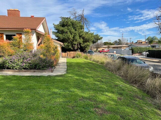 Building Photo - 2-Bedroom Private Home in Panorama City: 6...