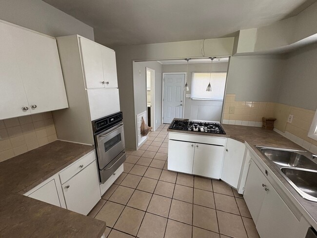 Building Photo - 2892 Hampshire Rd